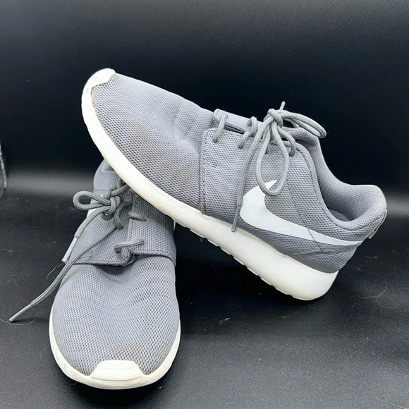 gray & white Nike Roshe One running shoes size 8 - Picture 1 of 6